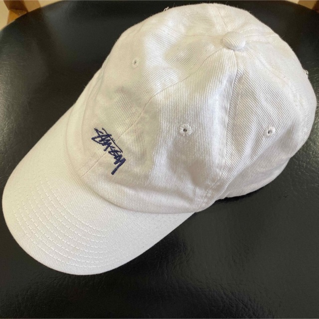 STUSSY(ステューシー)の【USED】ホワイト　ステューシー　ベースボールキャップ レディースの帽子(キャップ)の商品写真