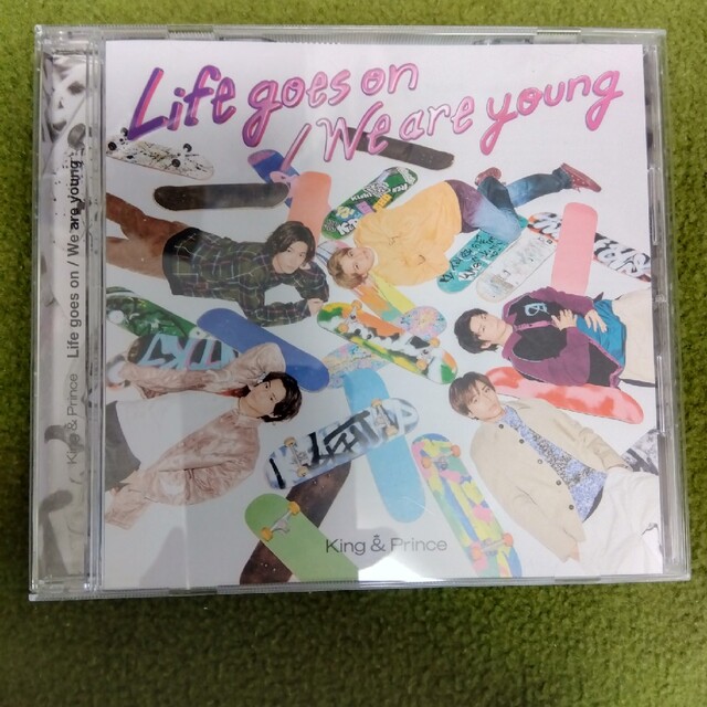 Life goes on/We are young（通常盤 初回プレス限定） エンタメ/ホビーのCD(ポップス/ロック(邦楽))の商品写真