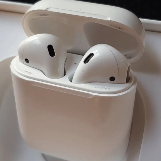 APPLE MMEF2J/A air pods スマホ/家電/カメラのオーディオ機器(ヘッドフォン/イヤフォン)の商品写真