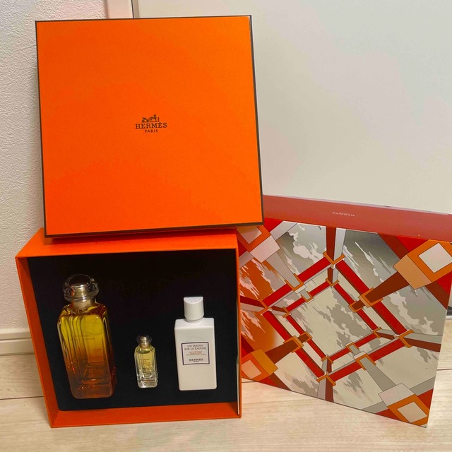 エルメス HERMES ラグーナの庭 可愛いクリスマスツリーやギフトが