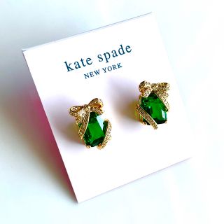 ケイトスペードニューヨーク(kate spade new york)のケイトスペード　パヴェプレゼントスタッドピアス　グリーン(ピアス)