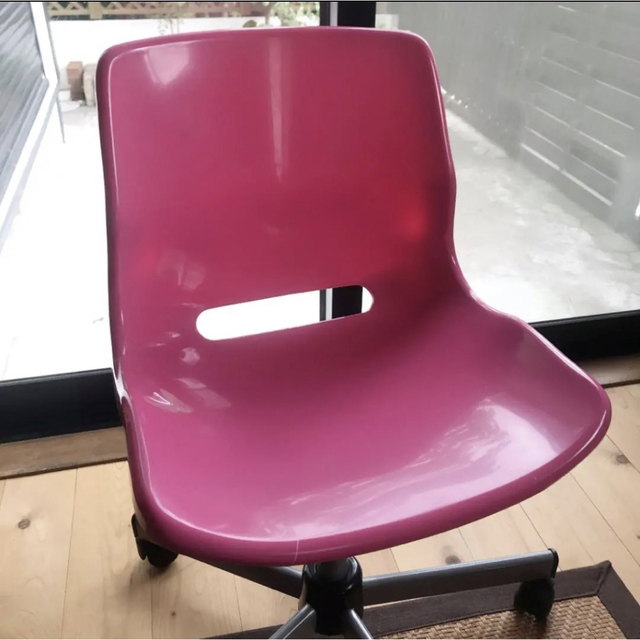 IKEA(イケア)の【直接お引渡し】IKEA 回転チェア  SNILLE スニレ ピンク インテリア/住まい/日用品の椅子/チェア(デスクチェア)の商品写真
