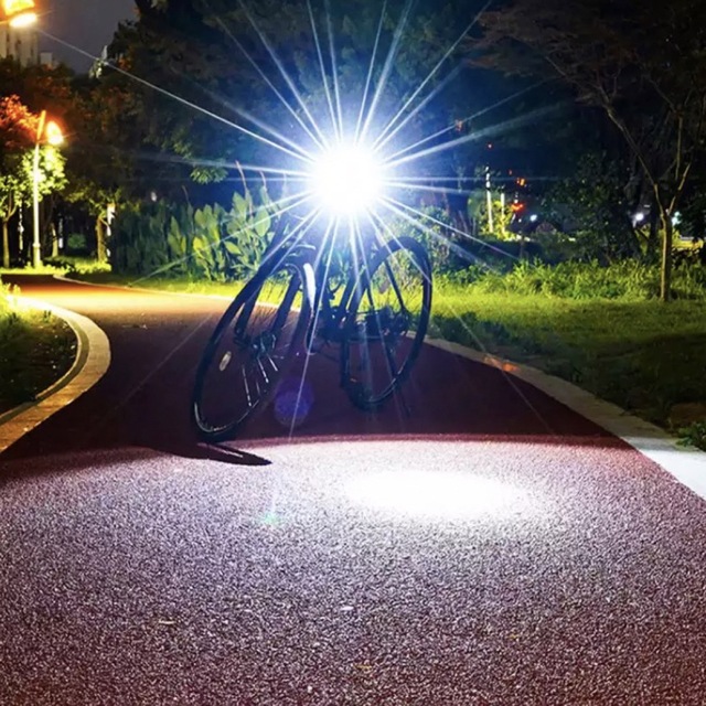 自転車 フロントライト　リアライト　ホワイト　高輝度　電池式　防水　取付け簡単 スポーツ/アウトドアの自転車(パーツ)の商品写真