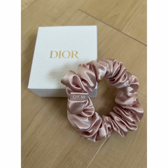 Dior(ディオール)のdior ピンクシュシュ　新品未使用 レディースのヘアアクセサリー(ヘアゴム/シュシュ)の商品写真
