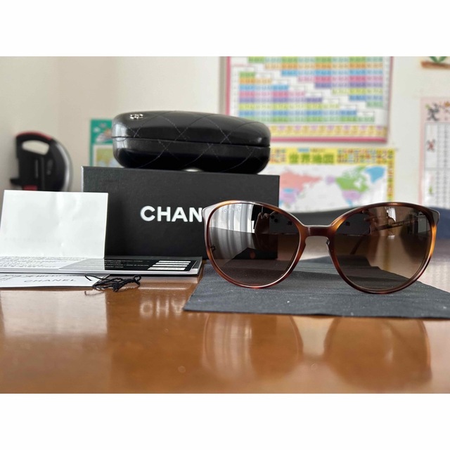 CHANEL(シャネル)のCHANEL サングラス　ブラウン　ギャランティカードあり レディースのファッション小物(サングラス/メガネ)の商品写真