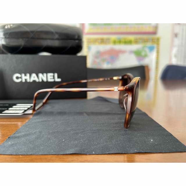 CHANEL(シャネル)のCHANEL サングラス　ブラウン　ギャランティカードあり レディースのファッション小物(サングラス/メガネ)の商品写真