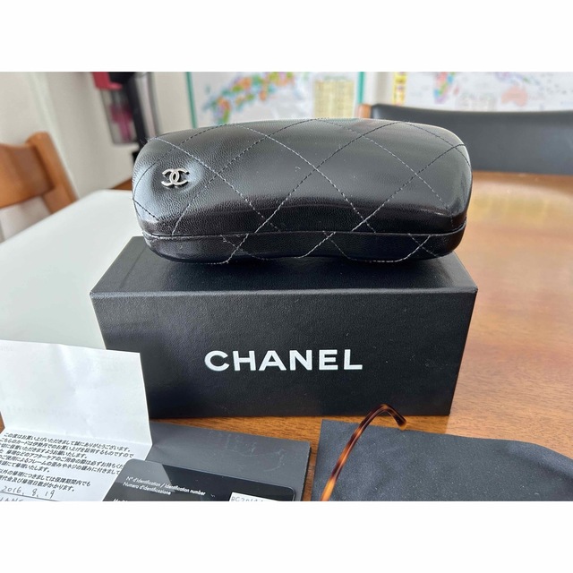 CHANEL(シャネル)のCHANEL サングラス　ブラウン　ギャランティカードあり レディースのファッション小物(サングラス/メガネ)の商品写真