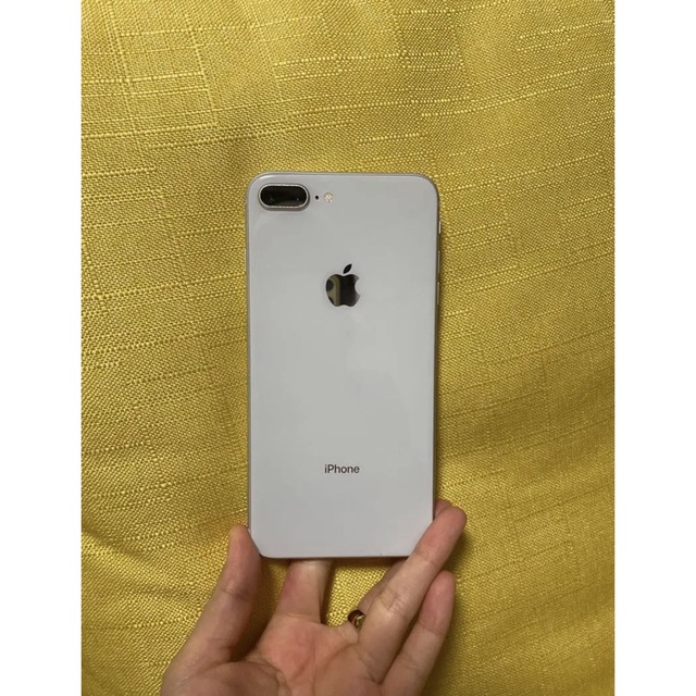 iPhone(アイフォーン)のiPhone8 plus 64GB silver au スマホ/家電/カメラのスマートフォン/携帯電話(スマートフォン本体)の商品写真