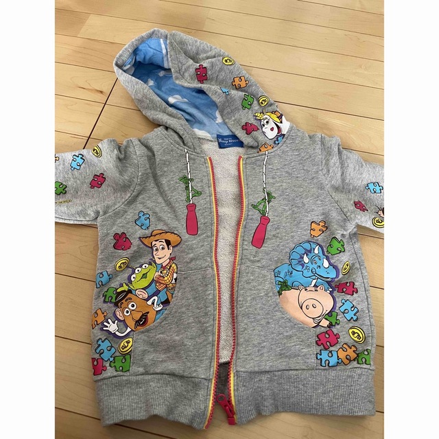 Disney(ディズニー)のディズニー　トイストーリー　パーカー　110 着用２.3度 キッズ/ベビー/マタニティのキッズ服男の子用(90cm~)(ジャケット/上着)の商品写真