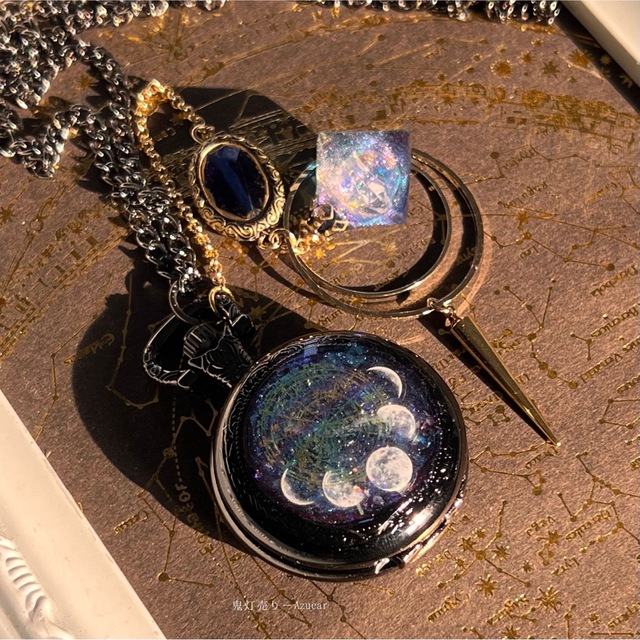 蓄光懐中時計のルナフラッシュ宇宙天球儀(オルゴナイト)天体魔法使いの月の満ち欠け ハンドメイドのアクセサリー(ネックレス)の商品写真