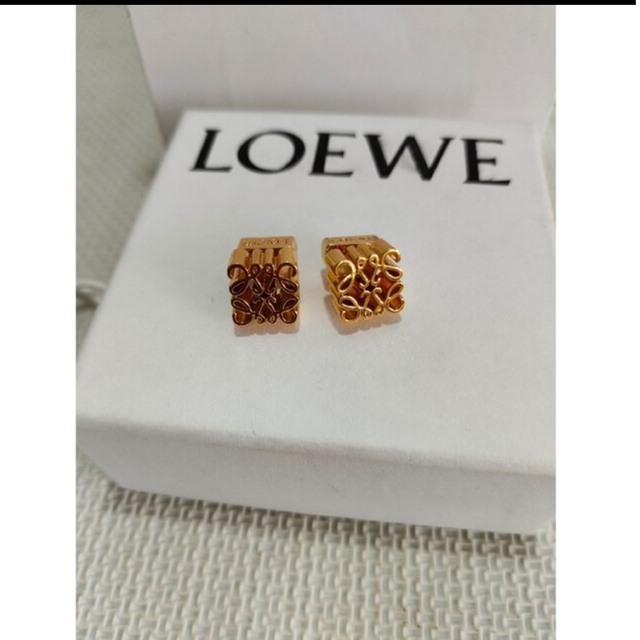 LOEWE(ロエベ)のLOEWE　ロエベ　アナグラム　スタッドピアス　ゴールド　刻印あり レディースのアクセサリー(ピアス)の商品写真