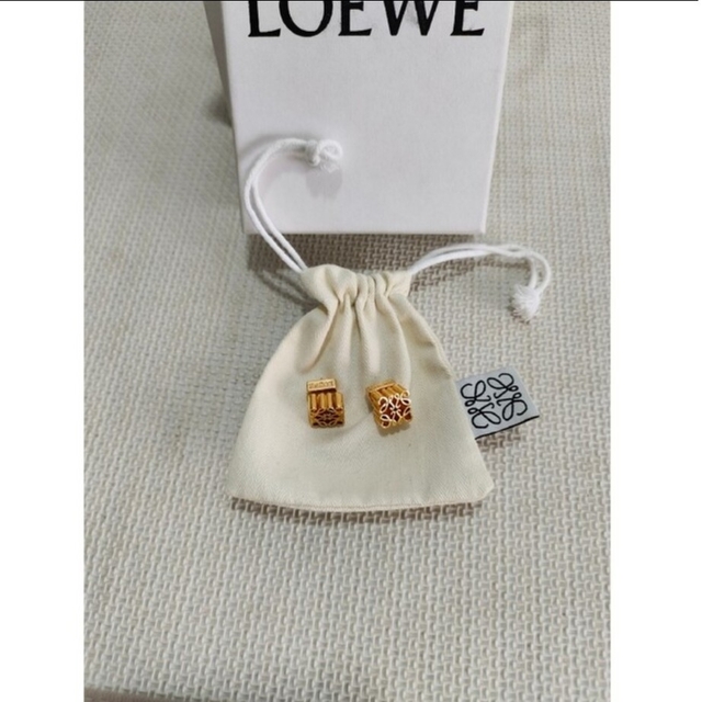 LOEWE(ロエベ)のLOEWE　ロエベ　アナグラム　スタッドピアス　ゴールド　刻印あり レディースのアクセサリー(ピアス)の商品写真