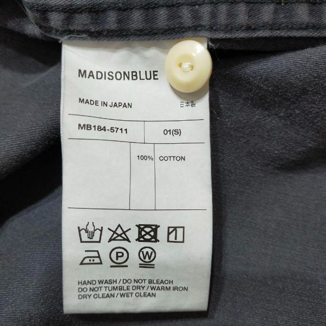 MADISONBLUE(マディソンブルー)の大人気✨マディソンブルー　ハンプトンバックサテンシャツ　ブラック レディースのトップス(シャツ/ブラウス(長袖/七分))の商品写真