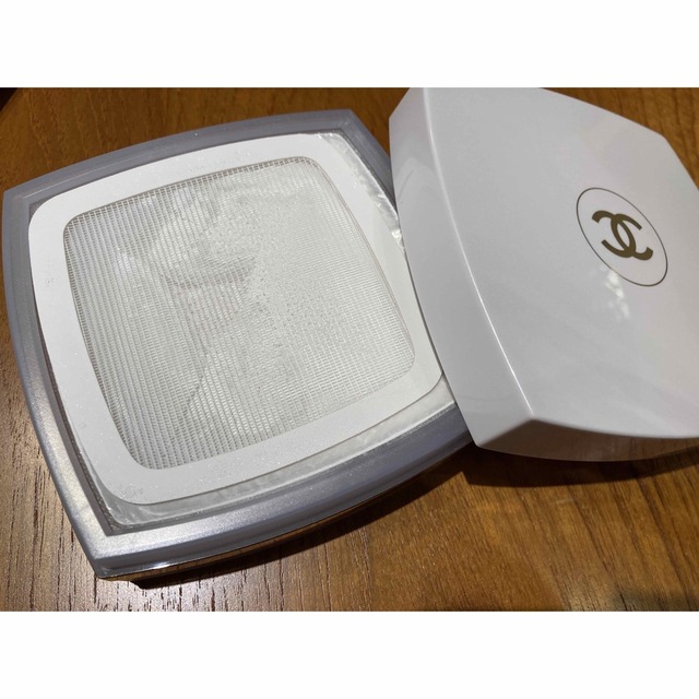 CHANEL(シャネル)のCHANEL COCOマドモアゼル フレッシュ ボディパウダー コスメ/美容のボディケア(ボディパウダー)の商品写真