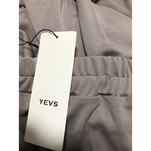 YEVS(イーブス)の【新品】YEVS センタープレススリット入りパンツ レディースのパンツ(カジュアルパンツ)の商品写真