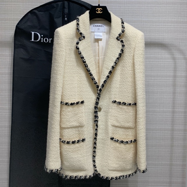 CHANEL(シャネル)のCHANEL WHITE TWEED JACKET レディースのジャケット/アウター(テーラードジャケット)の商品写真