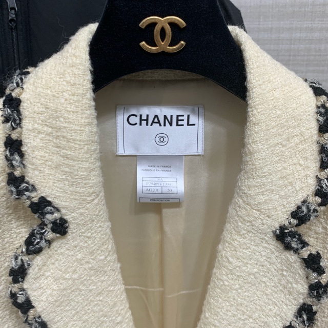 CHANEL(シャネル)のCHANEL WHITE TWEED JACKET レディースのジャケット/アウター(テーラードジャケット)の商品写真