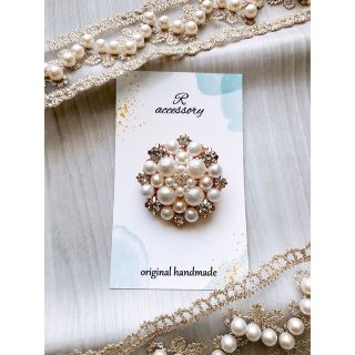 1番人気❁ハンドメイド シンプル可愛いパールブローチ　(コサージュ/ブローチ)