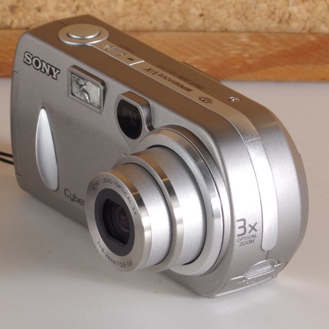 SONY(ソニー)のSony DSC-P92 5MP CCD 2003年　単3電池 スマホ/家電/カメラのカメラ(コンパクトデジタルカメラ)の商品写真