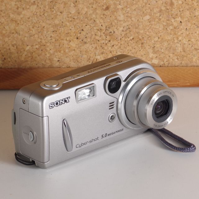 SONY(ソニー)のSony DSC-P92 5MP CCD 2003年　単3電池 スマホ/家電/カメラのカメラ(コンパクトデジタルカメラ)の商品写真