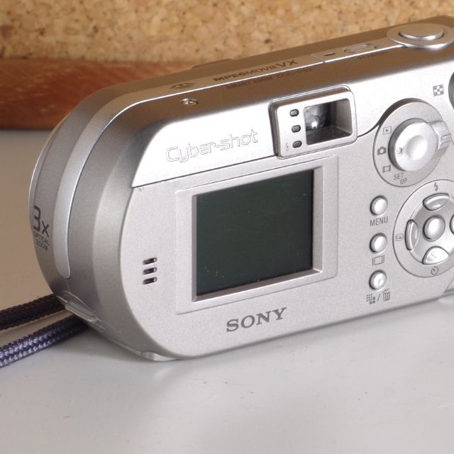 SONY(ソニー)のSony DSC-P92 5MP CCD 2003年　単3電池 スマホ/家電/カメラのカメラ(コンパクトデジタルカメラ)の商品写真