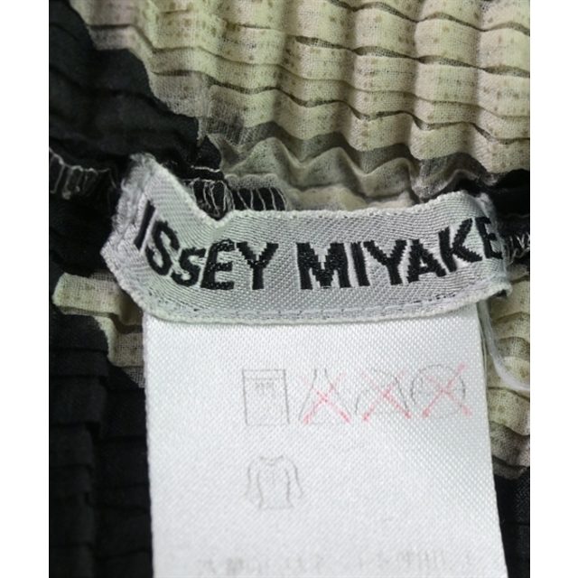 ISSEY MIYAKE(イッセイミヤケ)のISSEY MIYAKE カジュアルシャツ M ベージュx黒(総柄) 【古着】【中古】 レディースのトップス(シャツ/ブラウス(長袖/七分))の商品写真