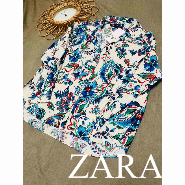 ZARA(ザラ)の新品　ZARA ザラ　シャツ　トップス　花柄　ボタニカル柄　ペイズリー柄　人気 レディースのトップス(シャツ/ブラウス(長袖/七分))の商品写真