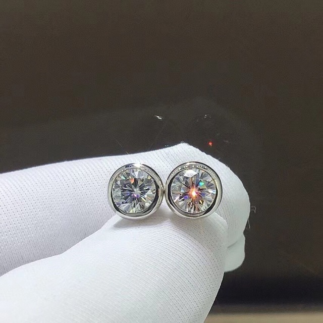 moissanite【newデザイン】輝くモアサナイト  ピアス　K18WG