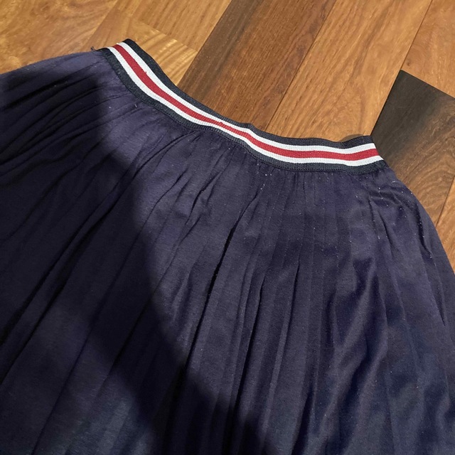Fiorucci(フィオルッチ)のフィオルッチ　ネイビー　プリーツ　スカート  130 キッズ/ベビー/マタニティのキッズ服女の子用(90cm~)(スカート)の商品写真