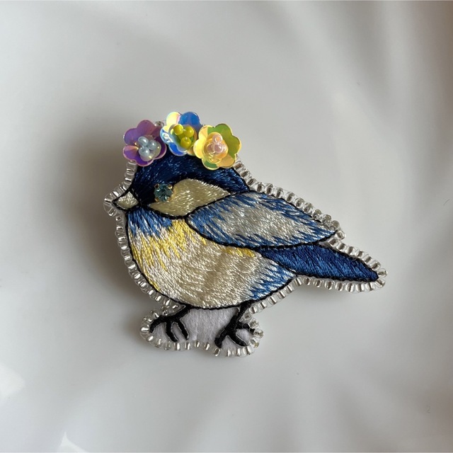 bluebird ブローチ ビーズ刺繍 鳥 さるぼぼ花籠ブローチ丸大