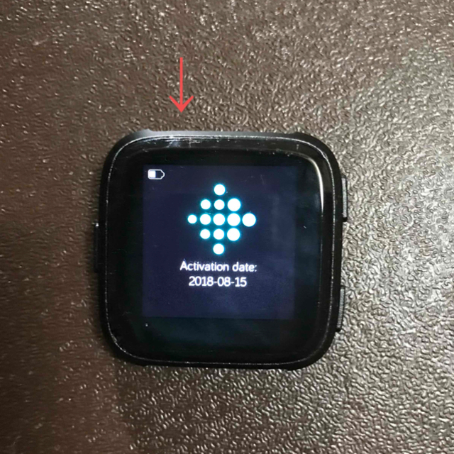 Google(グーグル)のfitbit versa 美品　ウーブンバンド　充電器つき スマホ/家電/カメラのスマートフォン/携帯電話(その他)の商品写真