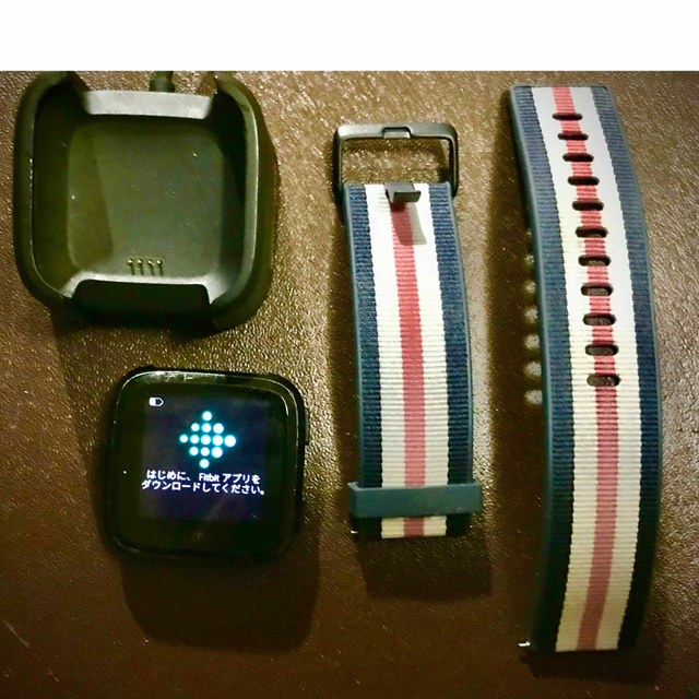 Google(グーグル)のfitbit versa 美品　ウーブンバンド　充電器つき スマホ/家電/カメラのスマートフォン/携帯電話(その他)の商品写真