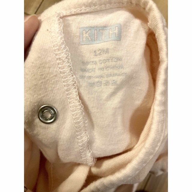 KITH(キス)のkith baby ロンパース　12M ピンク キッズ/ベビー/マタニティのベビー服(~85cm)(ロンパース)の商品写真
