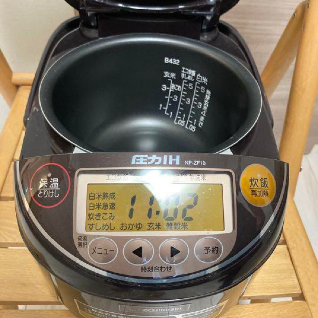 象印(ゾウジルシ)の象印 圧力炊飯ジャー 1.0L 黒茶色　中古　美品 スマホ/家電/カメラの調理家電(炊飯器)の商品写真