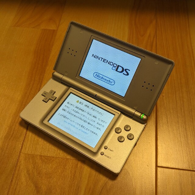 ニンテンドーDS(ニンテンドーDS)の【さらに値引き】ニンテンドー　DS Lite　グロスシルバー エンタメ/ホビーのゲームソフト/ゲーム機本体(携帯用ゲーム機本体)の商品写真