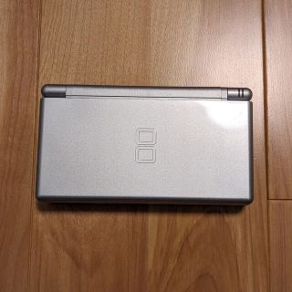 ニンテンドーDS(ニンテンドーDS)の【さらに値引き】ニンテンドー　DS Lite　グロスシルバー(携帯用ゲーム機本体)