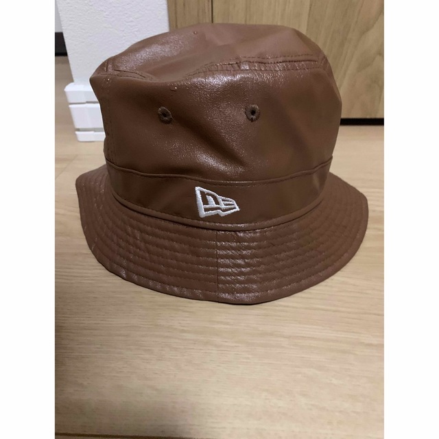 NEW ERA(ニューエラー)の新品 newera フェイクレザー バケットハット L アスレチックス メンズの帽子(ハット)の商品写真