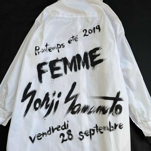 Yohji Yamamoto(ヨウジヤマモト)の【美品】yohji yamamoto スタッフ コート　シャツ　ロゴ　2019 メンズのジャケット/アウター(ステンカラーコート)の商品写真