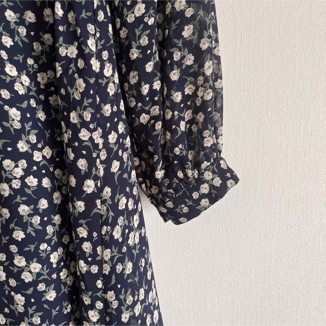 w closet(ダブルクローゼット)の花柄ワンピース 紺色 レディースのワンピース(ロングワンピース/マキシワンピース)の商品写真