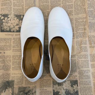 ヤエカ(YAECA)のque shoes ホワイト Lサイズ 24.5 フラットシューズ(スリッポン/モカシン)