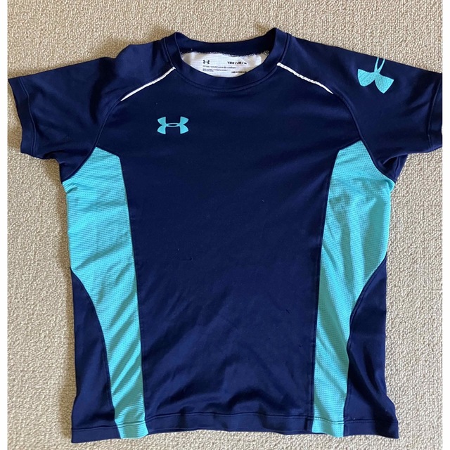 UNDER ARMOUR(アンダーアーマー)のUNDERARMOUR130cm相当　紺色Tシャツ スポーツ/アウトドアのサッカー/フットサル(ウェア)の商品写真