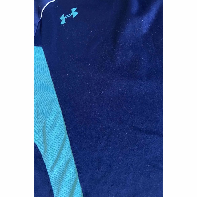 UNDER ARMOUR(アンダーアーマー)のUNDERARMOUR130cm相当　紺色Tシャツ スポーツ/アウトドアのサッカー/フットサル(ウェア)の商品写真