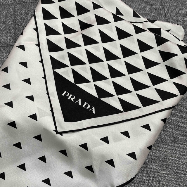 新品】PRADAプラダ☆プリントツイルスカーフ 2022新入荷