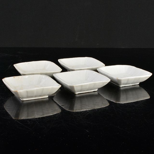 中国 明末期 白磁 陽刻 蝶文 四方小皿 五客 時代箱付 M R5569 中国 明末期 白磁 陽刻 蝶文 四方小皿 五客 時代箱付 M R5569
