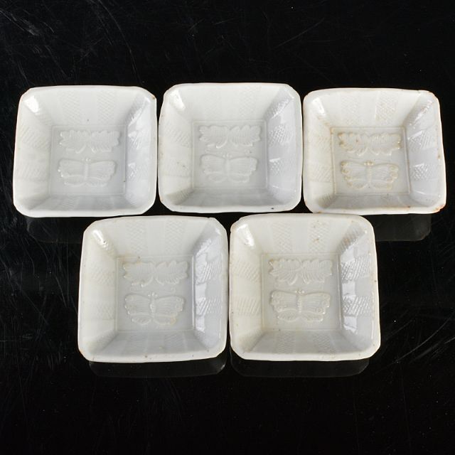 中国 明末期 白磁 陽刻 蝶文 四方小皿 五客 時代箱付 M R5569 中国 明末期 白磁 陽刻 蝶文 四方小皿 五客 時代箱付 M R5569