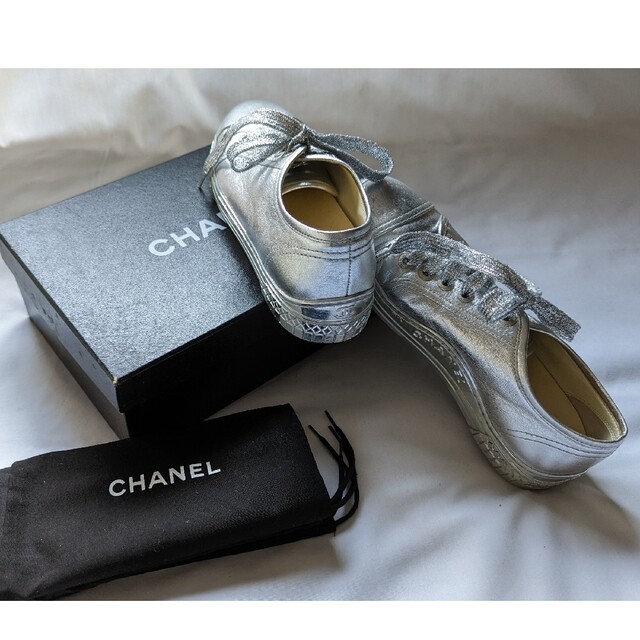 CHANEL シルバー スニーカー 使用感ありサイズ38 CHANEL シルバー スニーカー 使用感ありサイズ38