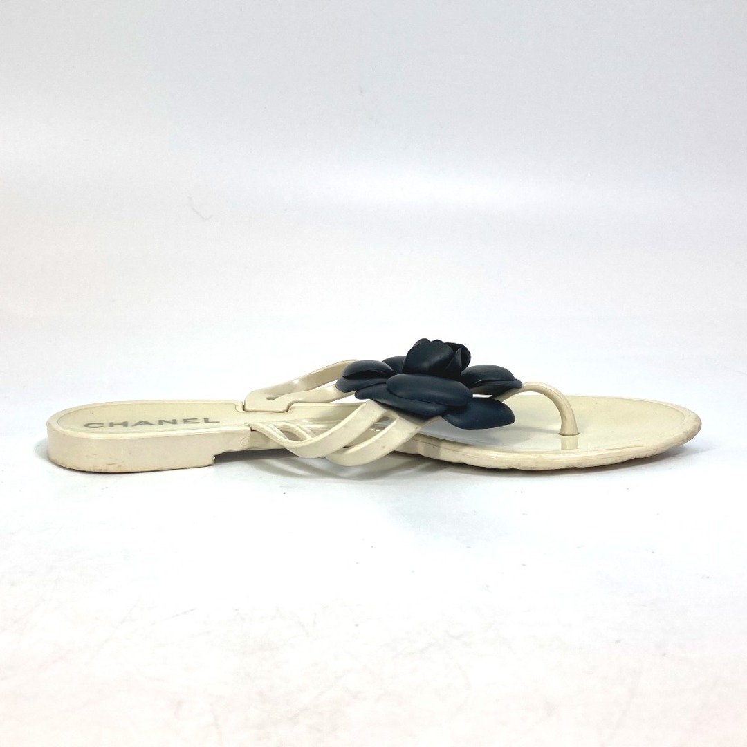 CHANEL(シャネル)のシャネル CHANEL カメリア ココマーク CC フラット ペタンコ ビーチサンダル 靴 サンダル ラバー ホワイト×ブラック レディースの靴/シューズ(サンダル)の商品写真