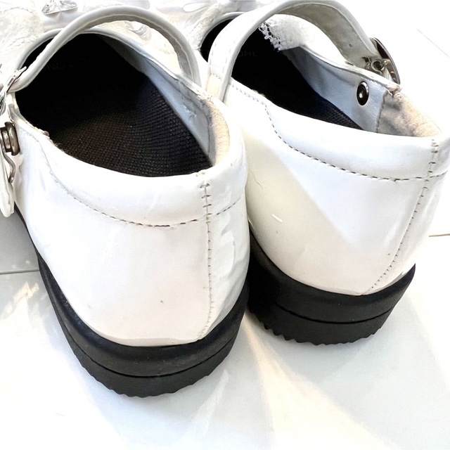 【新品】15.5〜16.0cm  フォーマルシューズ　ホワイト　エナメル　レース キッズ/ベビー/マタニティのキッズ靴/シューズ(15cm~)(フォーマルシューズ)の商品写真