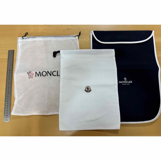 MONCLER(モンクレール)のカズキ様専用 モンクレール 巾着＋布ケース3点セット 未使用品　おまけ付！ レディースのバッグ(ショップ袋)の商品写真