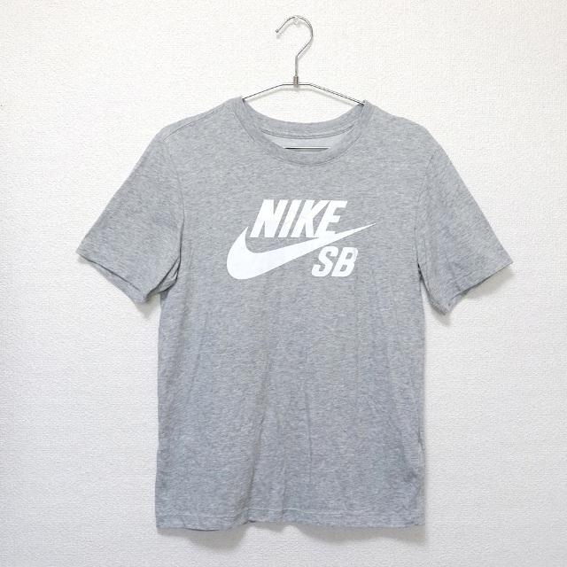 NIKE(ナイキ)のNIKE SB ナイキ　AR4210-063 半袖Tシャツ 女性用　グレー　S レディースのトップス(Tシャツ(半袖/袖なし))の商品写真